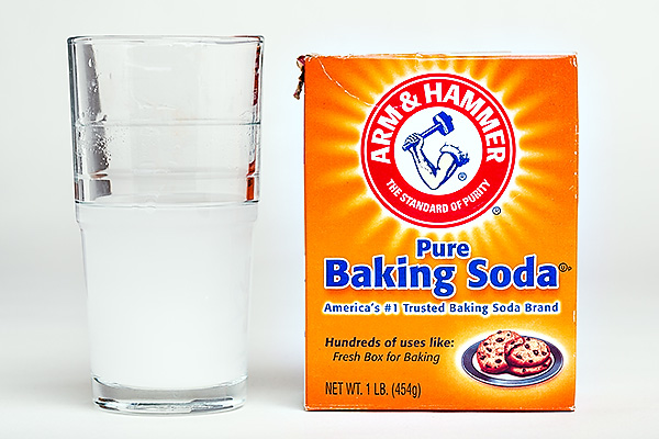 Pha loãng baking soda với nước ấm